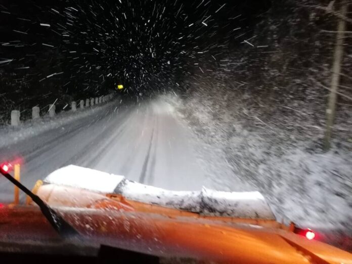 Drumarii intervin cu echipaje de deszăpezire pe drumurile din Brașov